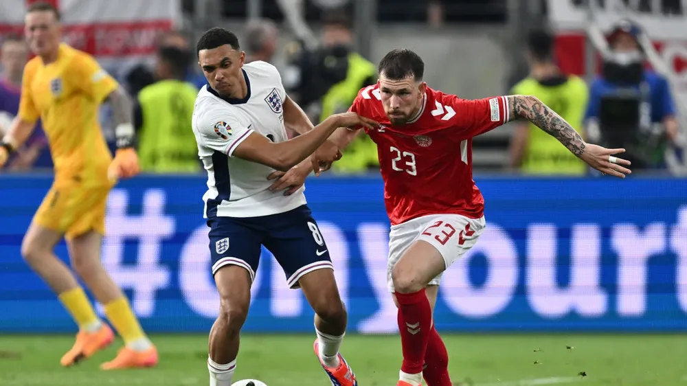 Alexander-Arnold chật vật đá phòng ngự nơi tuyến tiền vệ