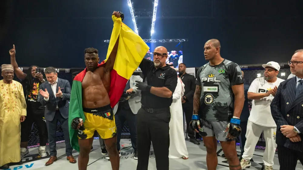 Ngannou giơ cao cờ Cameroon