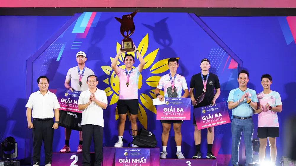 Huỳnh Thiên Phúc giương cao cúp vô địch trong lễ trao giải. Ảnh: ĐOÀN NHẬT