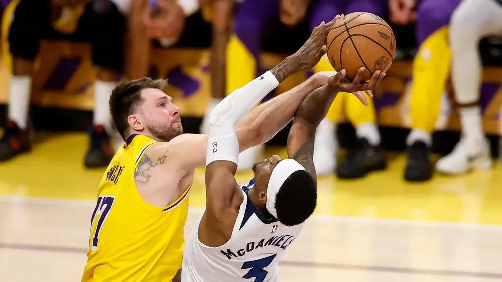Doncic tranh bóng quyết liệt