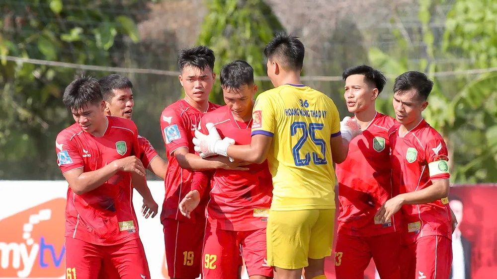 36 Hoàng Nông Thảo Vy ăn mừng chiến thắng