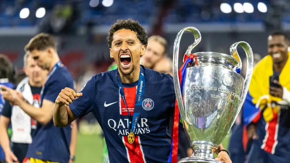 Đội trưởng của PSG - Marquinhos và chiếc cúp vô địch Champions League
