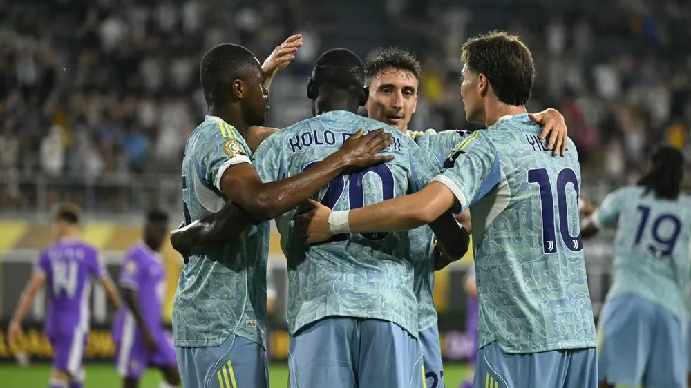 Các cầu thủ Juventus ăn mừng bàn thắng
