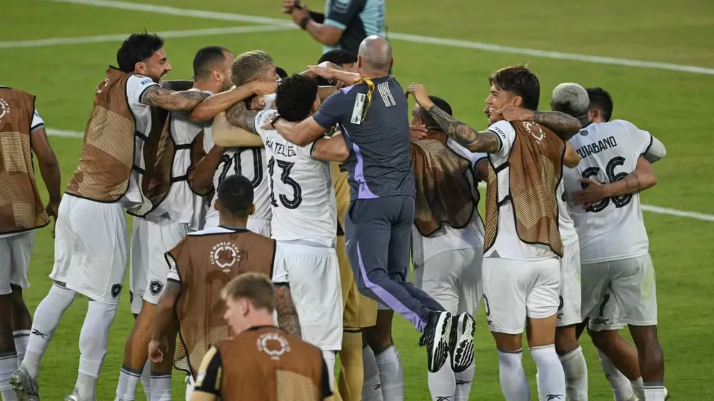 Botafogo ăn mừng chiến thắng gây sốc
