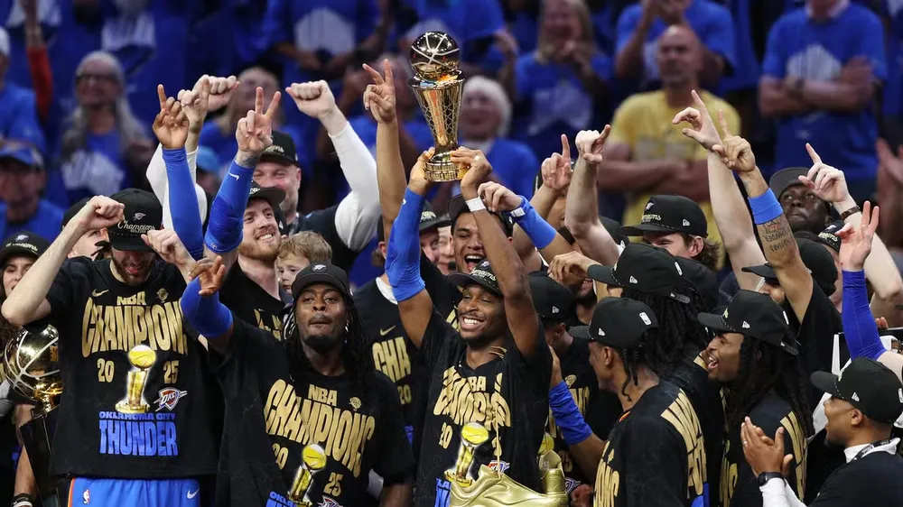 Các cầu thủ OKC giương cao cúp vô địch