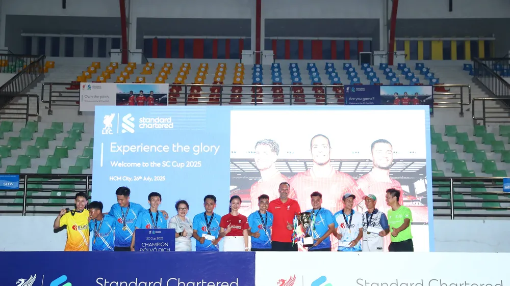 Huyền thoại Berger và các cầu thủ Scavi đăng quang Cúp Standard Chartered 2025