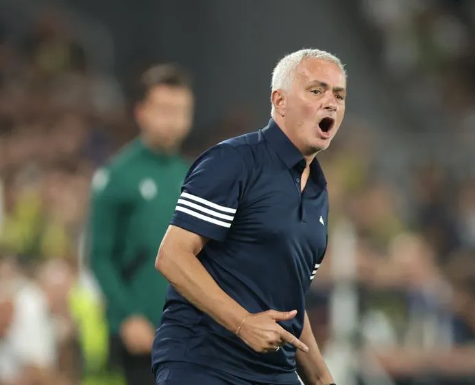 HLV Mourinho trong trận lượt đi vòng play-off