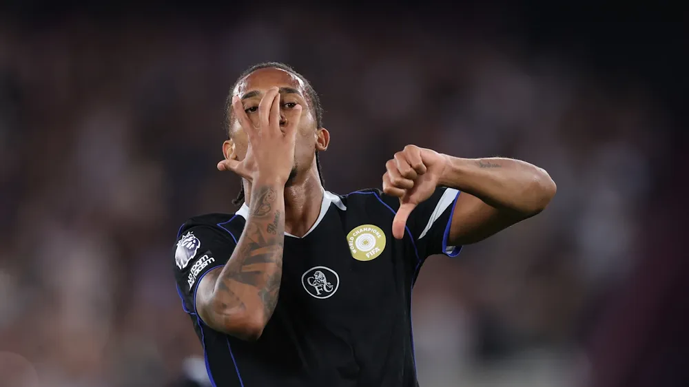 Pedro ăn mừng sau bàn thắng đầu tiên cho Chelsea ở Premier League