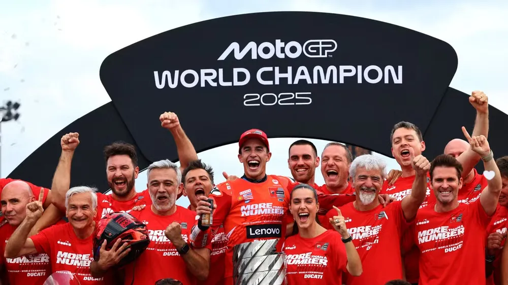 Marquez ăn mừng cùng các thành viên Đội đua Ducati