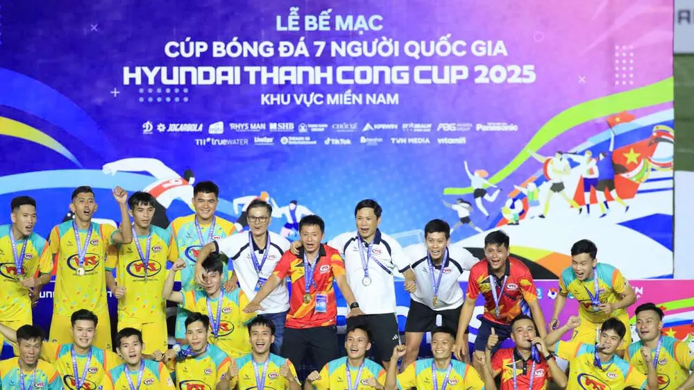Thép Việt Thắng trên bục đăng quang