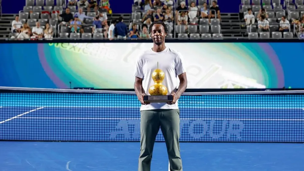 Monfils nhận kỷ vật chia tay ở Australian Open