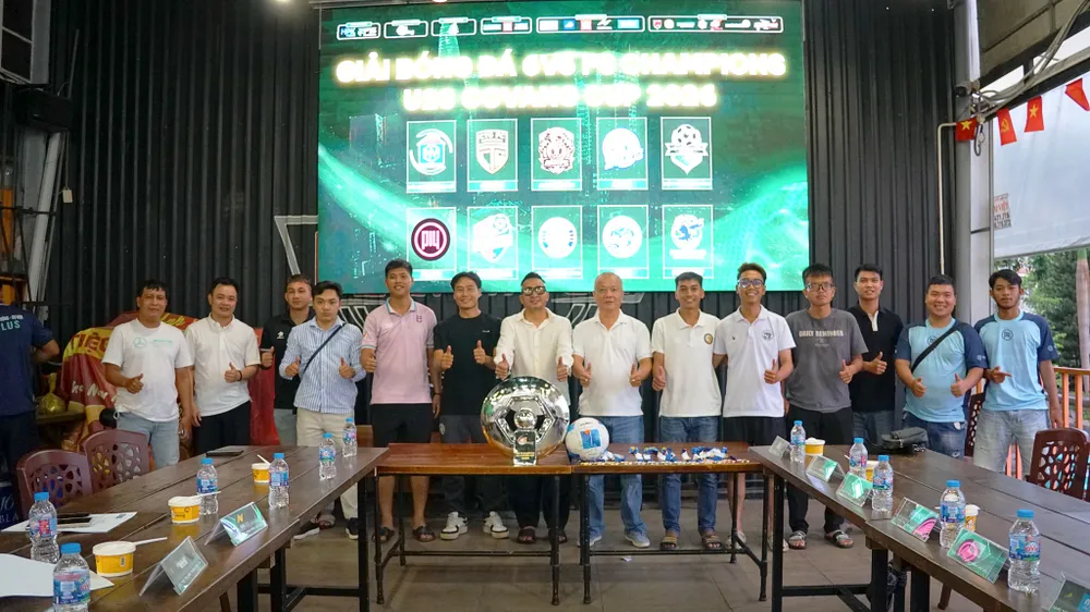 Coach Louis Nguyễn (áo trắng đeo mắt kiếng ở giữa)