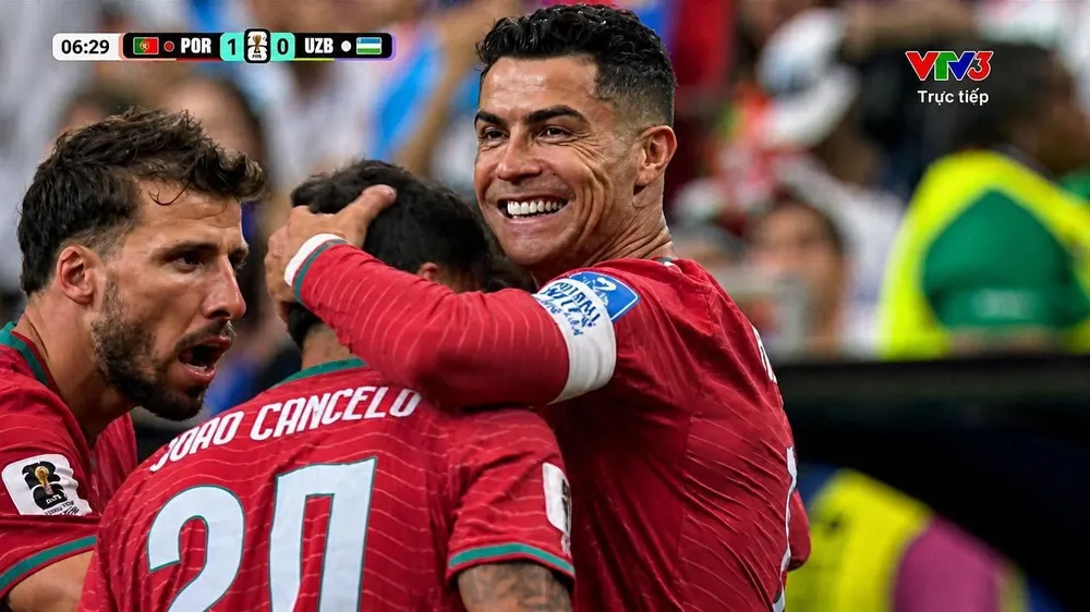 Ronaldo chia vui cùng các đồng đội