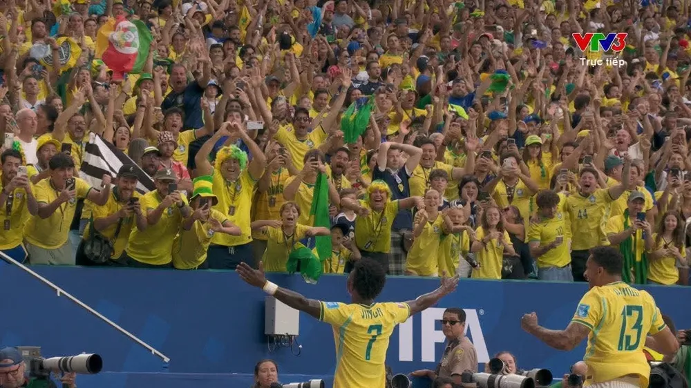 Vinicius ăn mừng trước đám đông CĐV Brazil