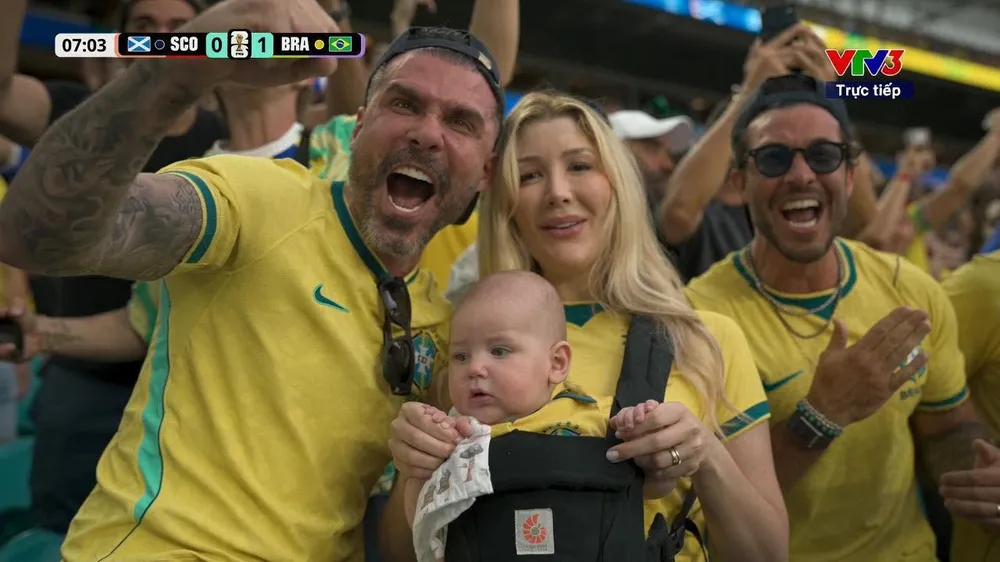 CĐV Brazil ăn mừng chiến thắng