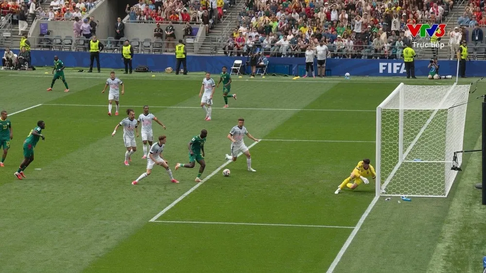 Thủ môn Courtois khá chật vật trong trận đấu với Senegal
