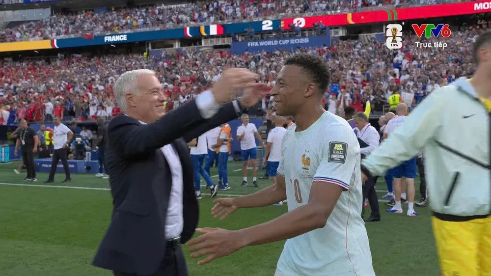 Mbappe ăn mừng cùng HLV Deschamps sau khi trận đấu kết thúc