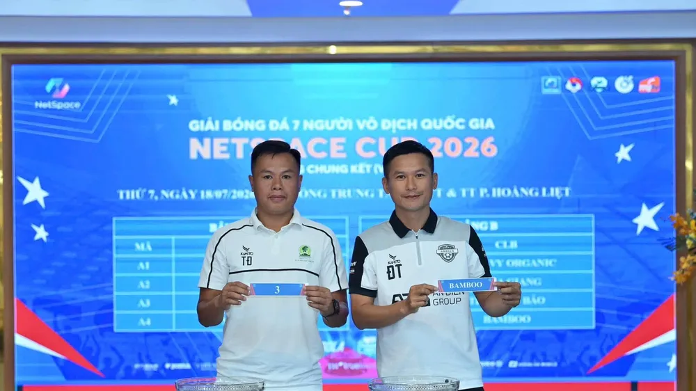 HLV Dương Văn Tiến trong buổi lễ bốc thăm chia bảng