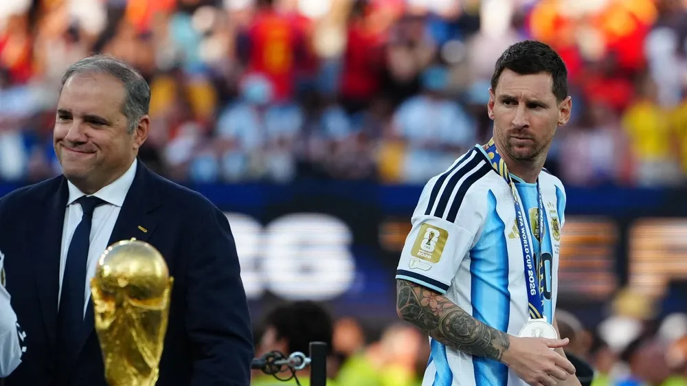 Messi không bay cùng Argentina về nước