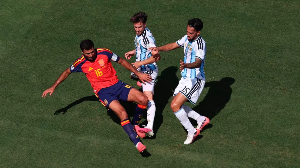 Rodri được liên hệ nhiều lần với Real Madrid