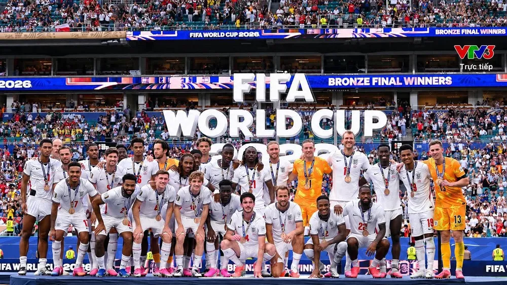 Henderson (hàng đứng, thứ 2 từ trái qua) trên bục nhận HCĐ ở World Cup 2026