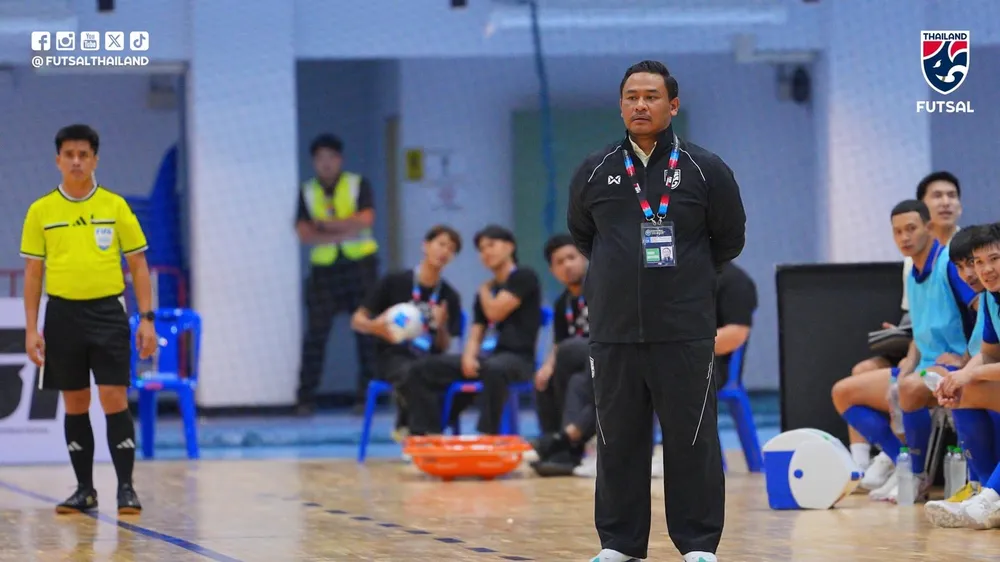 HLV trưởng futsal Thái Lan (Ảnh: FB của futsal Thái Lan)