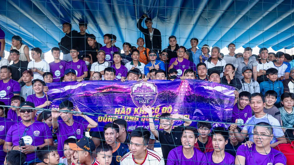 Khán giả ủng hộ HĐH Huế tạo thành một sắc tím đặc trưng ở Sân PM Sport