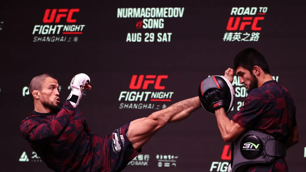 Umar (phải) trong buổi tập mở của UFC Fight Night tại Thượng Hải (Ảnh: THX)