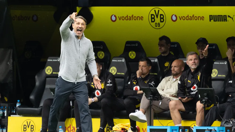HLV Kovac chỉ đạo các học trò trong trận mở màn Bundesliga mùa này. Ảnh: THX