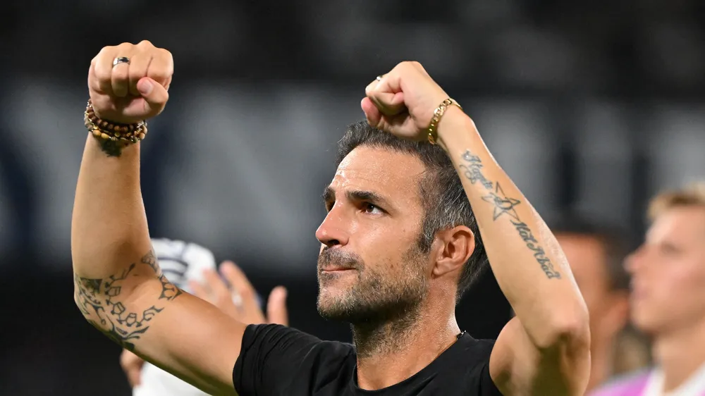 Fabregas ăn mừng trận thắng Napoli (Ảnh: THX)