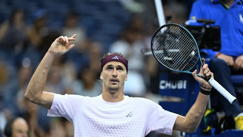 Zverev nhẹ nhõm sau chiến thắng 5 ván (Ảnh: THX)