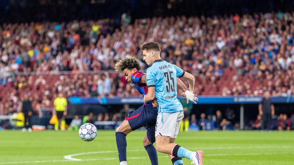 Yamal tranh bóng với một cầu thủ Feyenoord (Ảnh: THX)