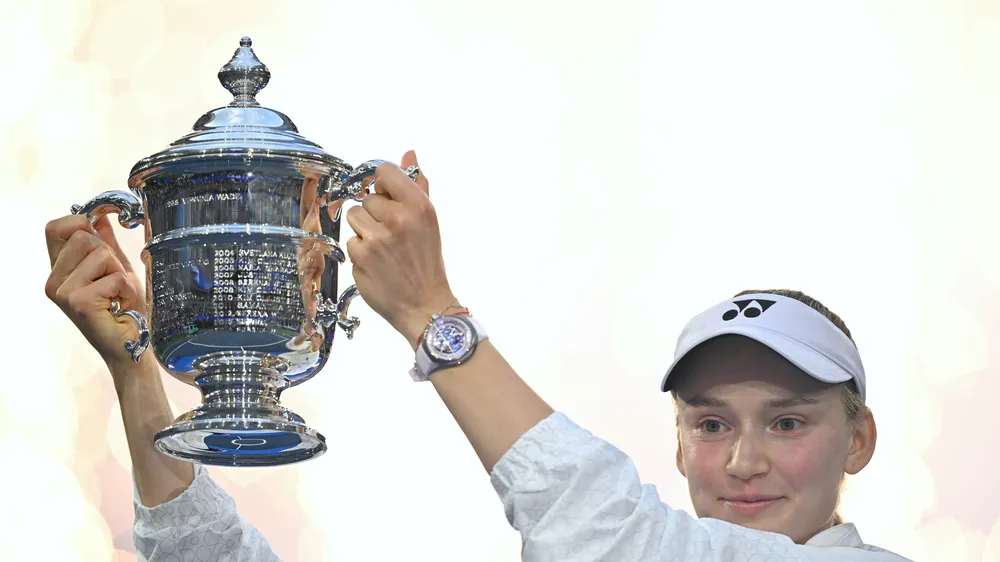 Rybakina giơ cao chiếc cúp vô địch US Open