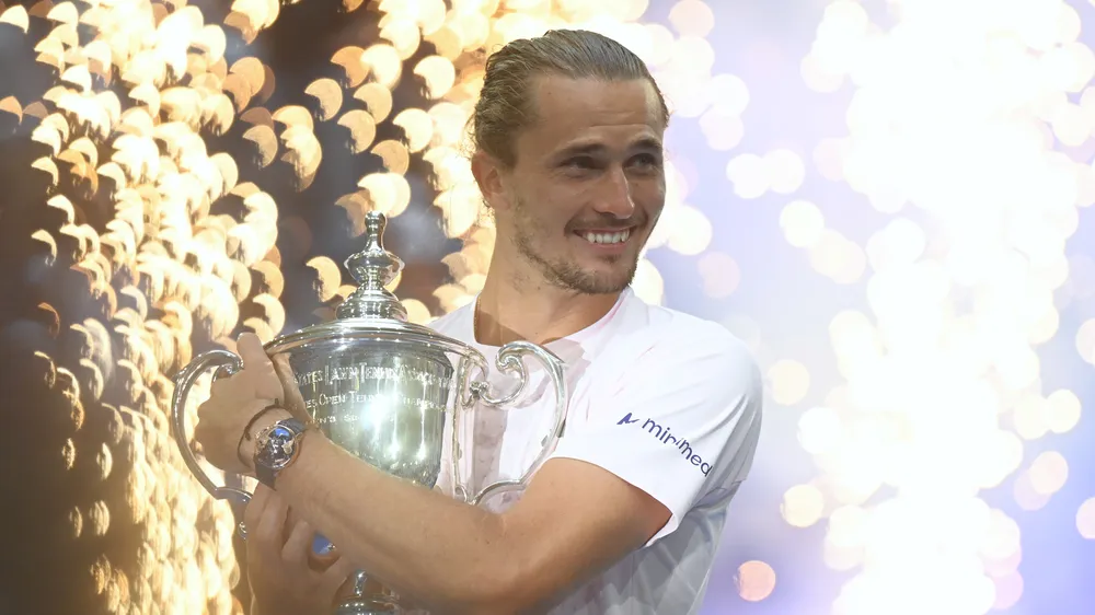 Zverev sung sướng ôm cúp vô địch US Open