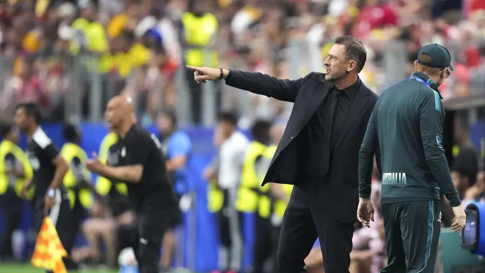 HLV Popovic của Socceroos chỉ đạo bên đường biên ở World Cup (Ảnh: THX)