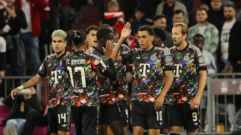 Kane - ngoài cùng bên trái, lập kỷ lục ghi 100 bàn nhanh nhất ở Bundesliga (Ảnh: THX)