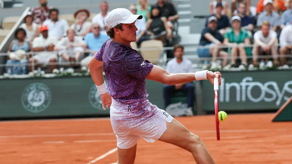 Fonseca trong chiến thắng trước Djokovic ở Roland Garros (Ảnh: THX)