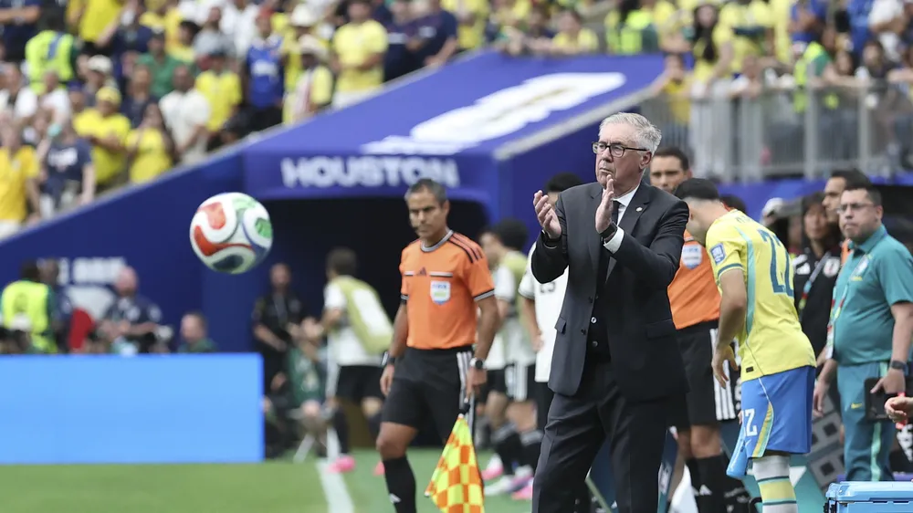 HLV Carlo Ancelotti hướng đến 2 trận đấu với Australia (Ảnh: THX)