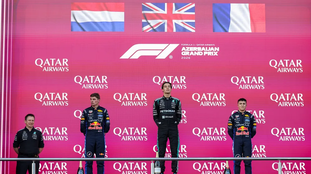Russell - giữa, và Verstappen - thứ 2 từ trái sang, trên bục trao thưởng Azerbaijan Grand Prix (Ảnh: THX)