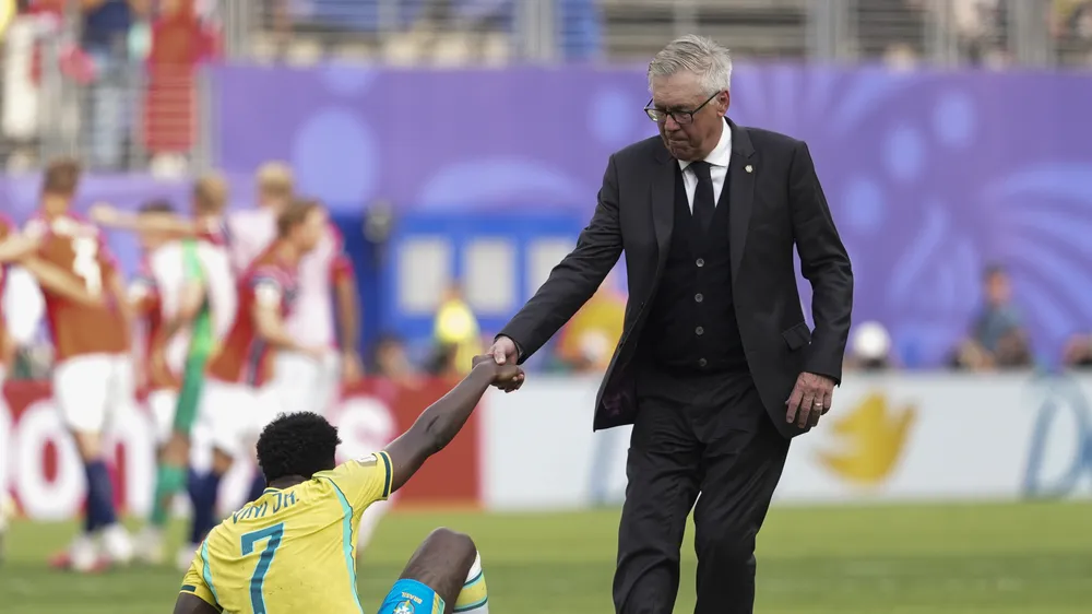 HLV Ancelotti vẫn cố vực dậy Brazil. Ảnh THX