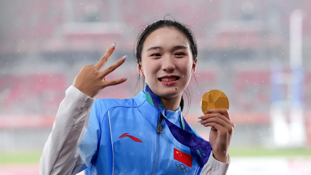 Chen Yujie khoe thành tích giành 3 huy chương ASIAD 20 (Ảnh: THX)