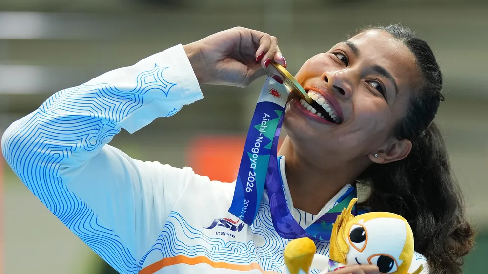 Lovlina Borgohain và động thái cắn tấm HCV ASIAD để ăn mừng (Ảnh: THX)