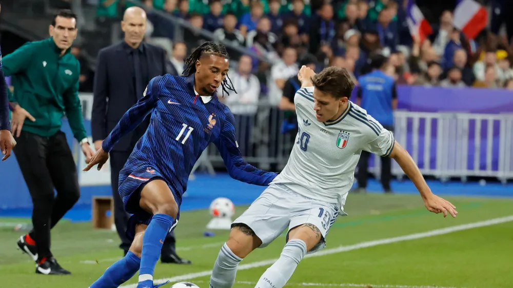Zidane phía sau đang quan sát Olise đi bóng vượt qua Fagioli (Ảnh: THX)