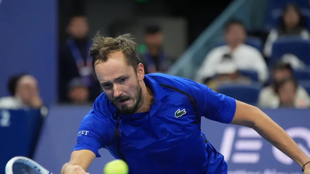 Medvedev bị loại khỏi China Open vì hành vi phản thể thao (Ảnh: THX)