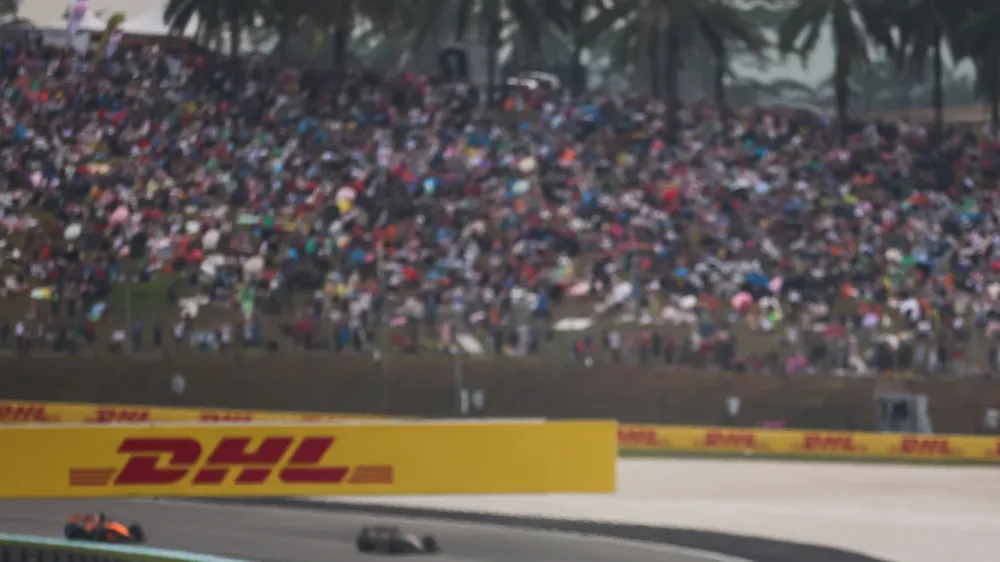 Xe đua trên đường đua ở Sepang - Bahrain Grand Prix (Ảnh: THX)