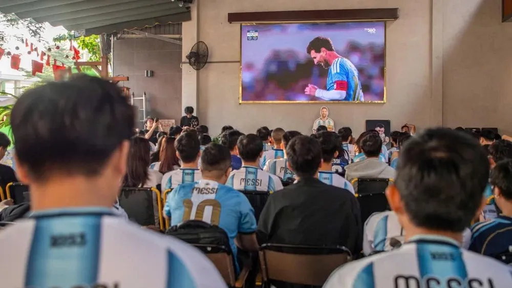 Các CĐV Messi chăm chú xem thần tượng chơi trận cuối cho ĐTQG