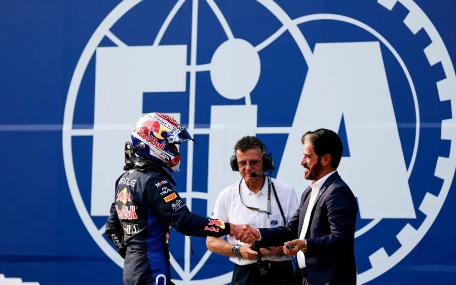 Chủ tịch FIA bắt tay Verstappen sau chặng Bahrain Grand Prix (Ảnh: THX)