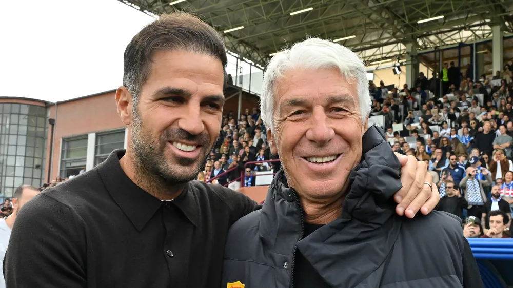 Fabregas chụp hình kỷ niệm cùng HLV Gasperini (Ảnh: THX)