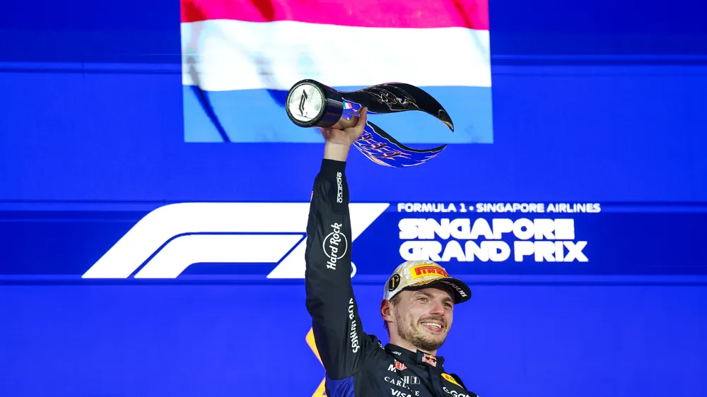 Verstappen giơ cao cúp vô địch Singapore Grand Prix (Ảnh: THX)