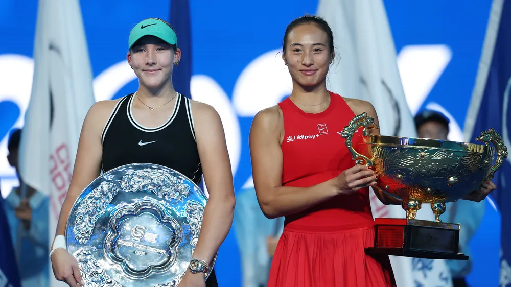Andreeva nhận phần thưởng Á quân China Open trong màu áo đen (Ảnh: THX)